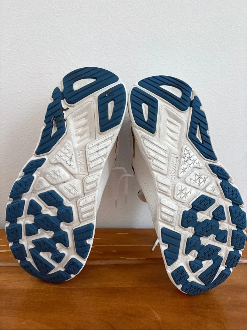 Hoka Arahi 7 White and Blue Running Shoe Size 9.5